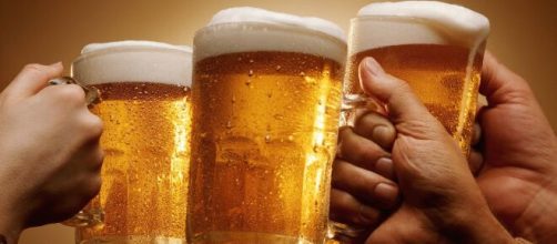 Lecce, titolare di un bar beve birra insieme a quattro clienti: denunciato.