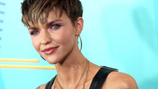 Il taglio di capelli corti e le acconciature: il buzz cut e lo chignon per l'estate 2020