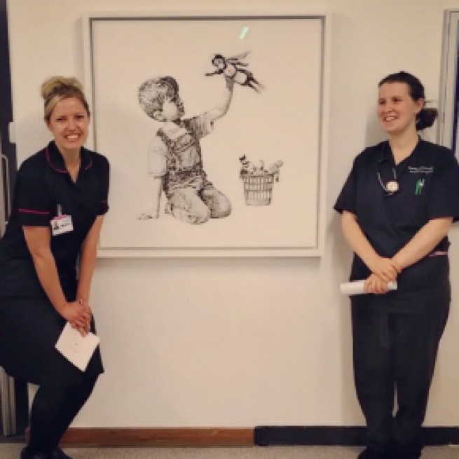 Enfermeras posan ante la obra de Banksy en el Hospital de Southampton.