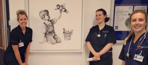 Enfermeras posan ante la obra de Banksy en el Hospital de Southampton.