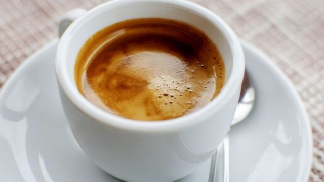 Barista multato per aver consegnato caff&egrave; a due poliziotti in servizio.