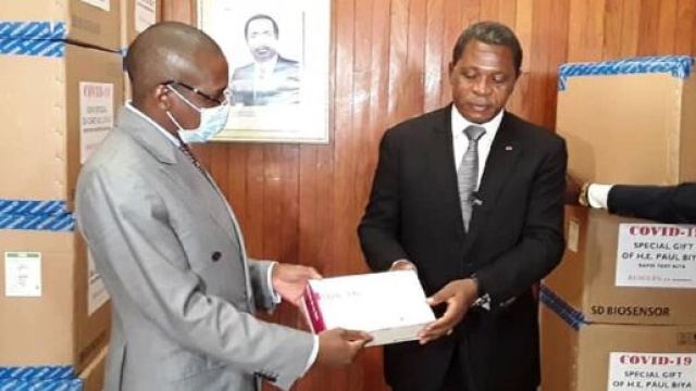 Remise par le Minat des 5000 tests rapides au Ministre de la Santé Malachie Manaouda (c) Minat