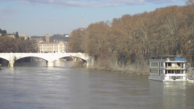 Roma, delitto sul Lungotevere Tebaldi: uomo ucciso a coltellare. Indagini in corso