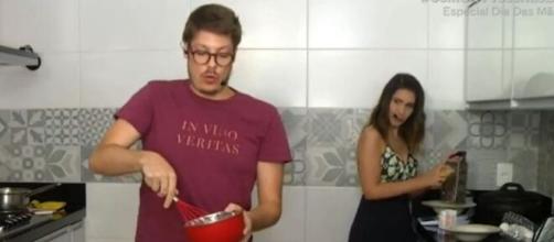 Fábio Porchat cozinha ao lado da mulher Nataly Mega no programa 'Você Não Está Só', do canal GNT. (Reprodução/GNT)