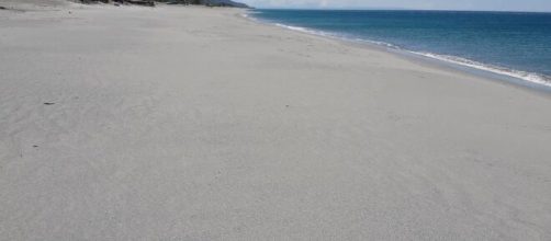 Calabria, San Lucido: un'immagine di ieri della spiaggia di Contrada Petralonga, il comune è pronto a ripartire con l'offerta turistica.