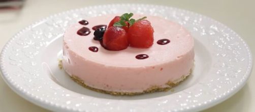 Cheesecake de melancia é uma excelente opção para quem deseja manter-se saudável. (Reprodução/YouTube/ Lucilia Diniz)