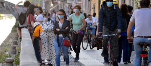 Coronavirus, Navigli affollati di persone