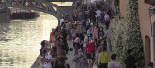 Le immagini dei milanesi assembrati sui Navigli fanno discutere.