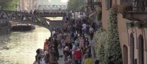 Navigli affollati, esplode la polemica