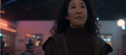 Eve é interpretada pela atriz Sandra Oh. (Reprodução/Youtube/BBC)