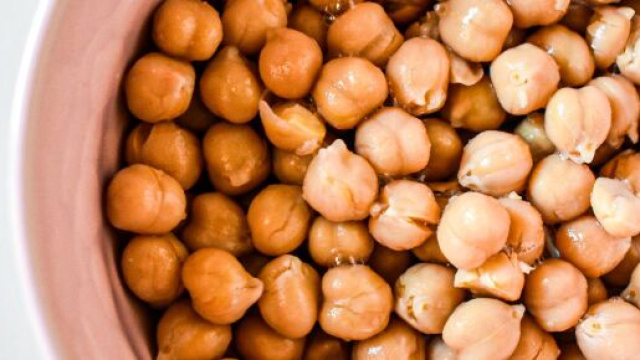 5 modi per utilizzare i ceci precotti in cucina, dagli hamburger all'hummus.