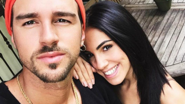 Giulia De Lellis torna a Milano: Andrea Damante le dà il benvenuto con un mazzo di fiori.