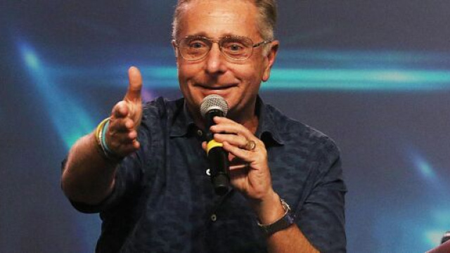 Paolo Bonolis dice che non sa ancora se potr&agrave; andare a trovare la figlia al momento del parto.