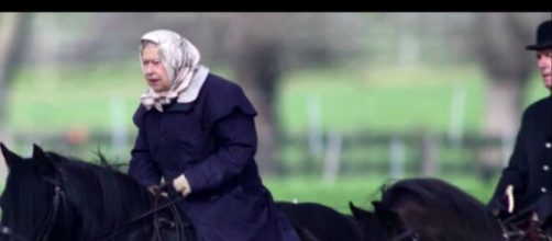 La reine Elisabeth II à cheval (image d'illustration, source : capture Youtube)