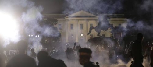 Luzes da Casa Branca se apagam em meio a sexta noite de protestos. (Arquivo Blasting News)