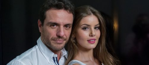 Rodrigo Lombardi e Camila Queiroz falam sobre cena íntima. (Arquivo Blasting News)