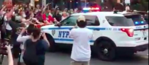 Une voiture de police fonce sur la foule à New-York - Capture d'écran vidéo Twitter