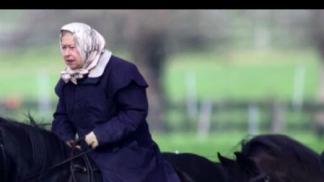 La reine Elisabeth II à cheval (image d'illustration, source : capture Youtube)