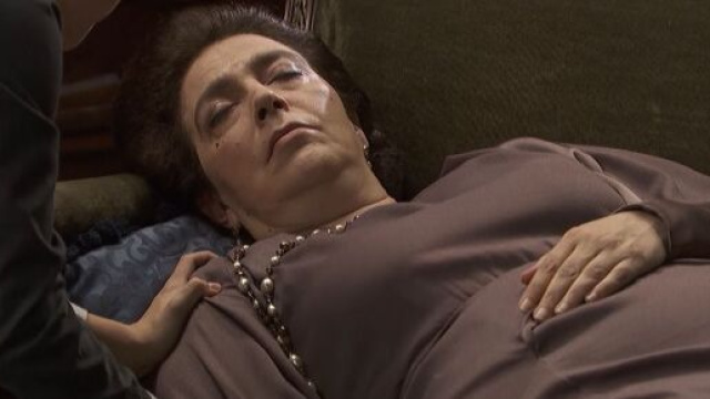 Il Segreto, anticipazioni Spagna: una telefonata spinge Isabel a lasciare Puente Viejo.