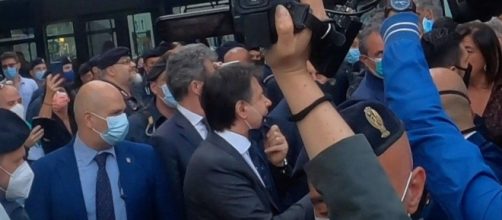 Giuseppe Conte contestato a Roma.