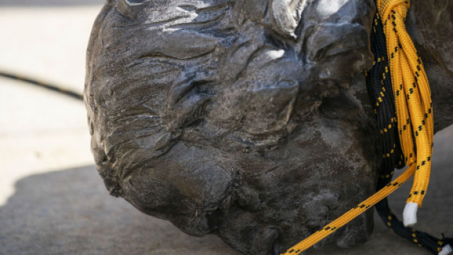 George Floyd, statua di Cristoforo Colombo abbattuta a St Paul in ... - sky.it