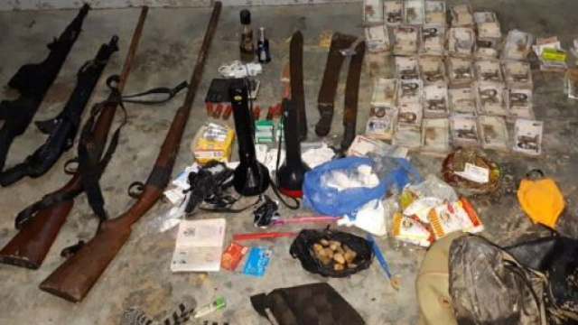 Saisie par l'armée d'armes et d'objets destinés au trafic (c) Armée Camerounaise