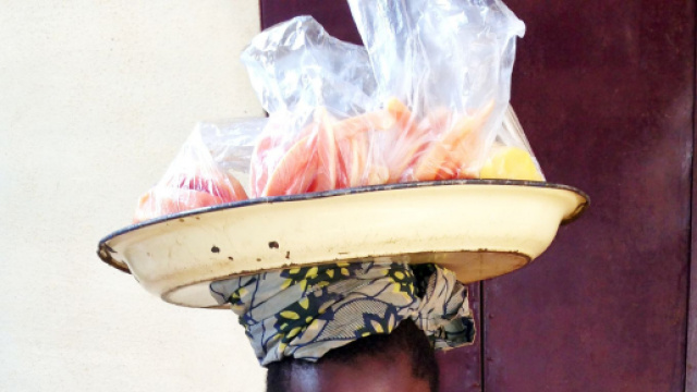 Un enfant vendeur de rue à Yaoundé.