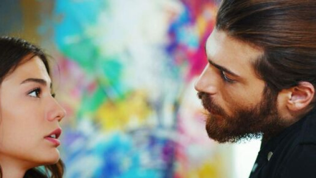 Erkenci Kuş, trame al 3 luglio Ayhan e CeyCey cercano chi ha accusato Can, Emre li ferma.