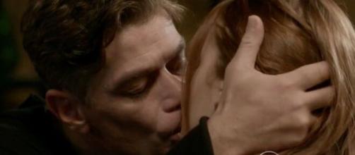 Arthur e Eliza tem seu 1º beijo, em 'Totalmente Demais'. (Reprodução/TV Globo)