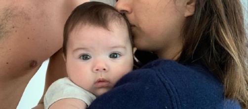 Clara Maria, filha de Rafa Vitti e Tatá Werneck, surge mostrando língua. (Reprodução/ Instagram/ @Rafael Vitti)