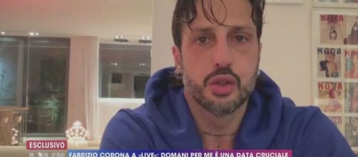 Fabrizio Corona manda un videomessaggio a Live - Non è la d'Urso.