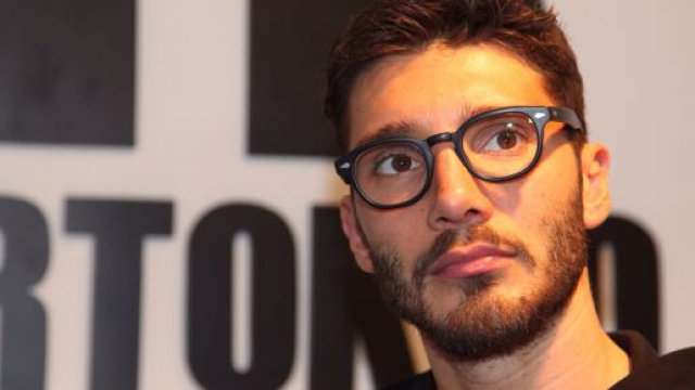 Stefano De Martino, torna a mettere like alle foto di Belen ma solo quelle con Santiago.