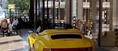 Padova, imprenditore parcheggia la sua Porsche sotto un portico per ripararla da un temporale: 'Non ho avuto scelta'.