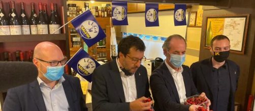 Polemica su Matteo Salvini: mangia ciliegie mentre Zaia parla dei neonati morti in un ospedale di Verona.