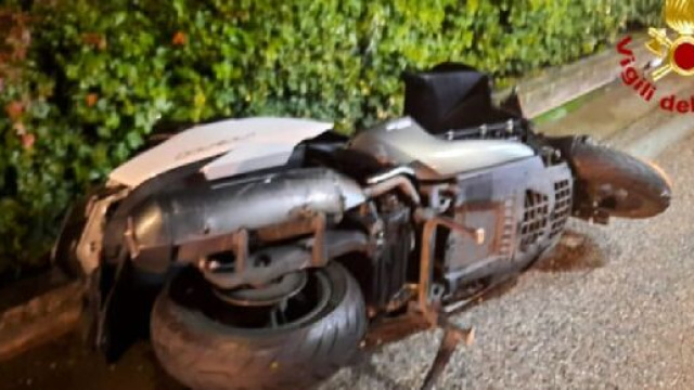 Treviso, schianto in scooter contro un muro: due persone decedute a Carbonera.