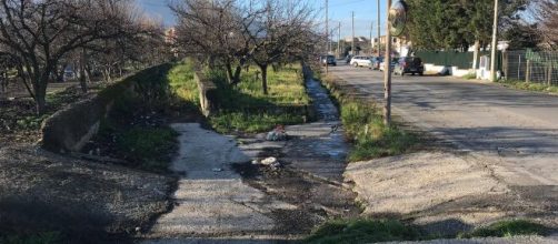 Nolano, la denuncia: una diga di rifiuti blocca i Regi Lagni, strade e case a rischio.