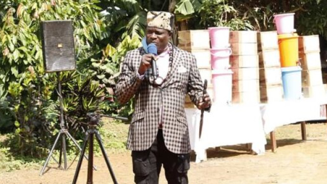 Atangana Manda Charles lors de la remise de don du matériel de lutte contre le Covid-19 (c) Atangana Manda