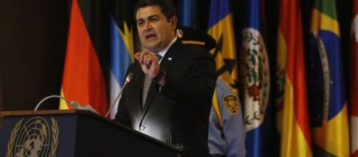 Conferencia magistral del Presidente de Honduras, Juan Orlando (Image via NBCNews/Youtube)