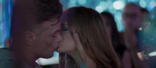 Arthur e Eliza se beijam em 'Totalmente Demais'. (Reprodução/TV Globo)