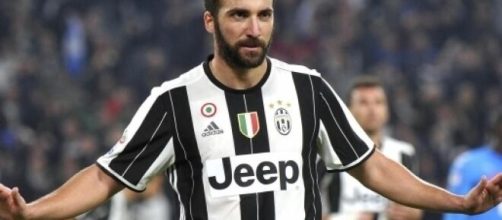 Juventus, possibile scambio Higuain-Raul Jimenez.
