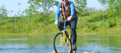 Fabrizio Bruno a bordo della sua bicicletta galleggiante.