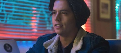 Cole Sprouse di Riverdale accusato di stupro: la risposta dell'attore e della collega Lili Reinhart.