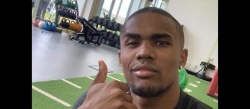 Juventus, un tifoso lo critica su Twitter e Douglas Costa gli risponde: 'Figlio di p...'.