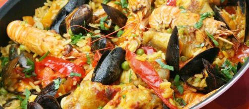 La paella mixta de pollo y mariscos es uno de los platillos más famosos de la cocina española. - pinterest.de