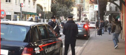 Milano, fidanzatini rubano l'auto dei genitori di lei e speronano auto dei carabinieri