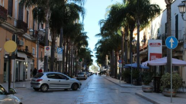Brindisi, bambino di tre anni vaga da solo in centro: genitori rischiano una denuncia.