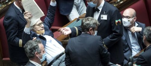 Vittorio Sgarbi espulso dalla camera e portato via di peso.