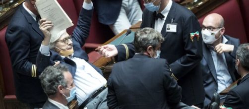 Vittorio Sgarbi portato via di peso dalla Camera dei Deputati: ha insultato Mara Carfagna e Giusi Bartolozzi.