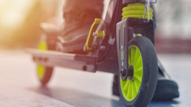 Milano: due ragazze contromano su un monopattino elettrico si scontrano con un taxi.