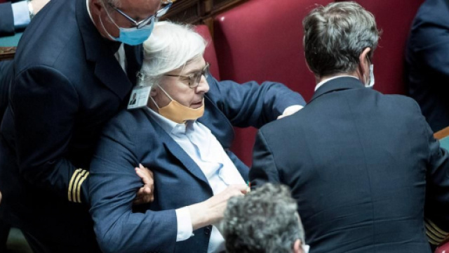 Vittorio Sgarbi denuncia Carfagna e Bartolozzi.